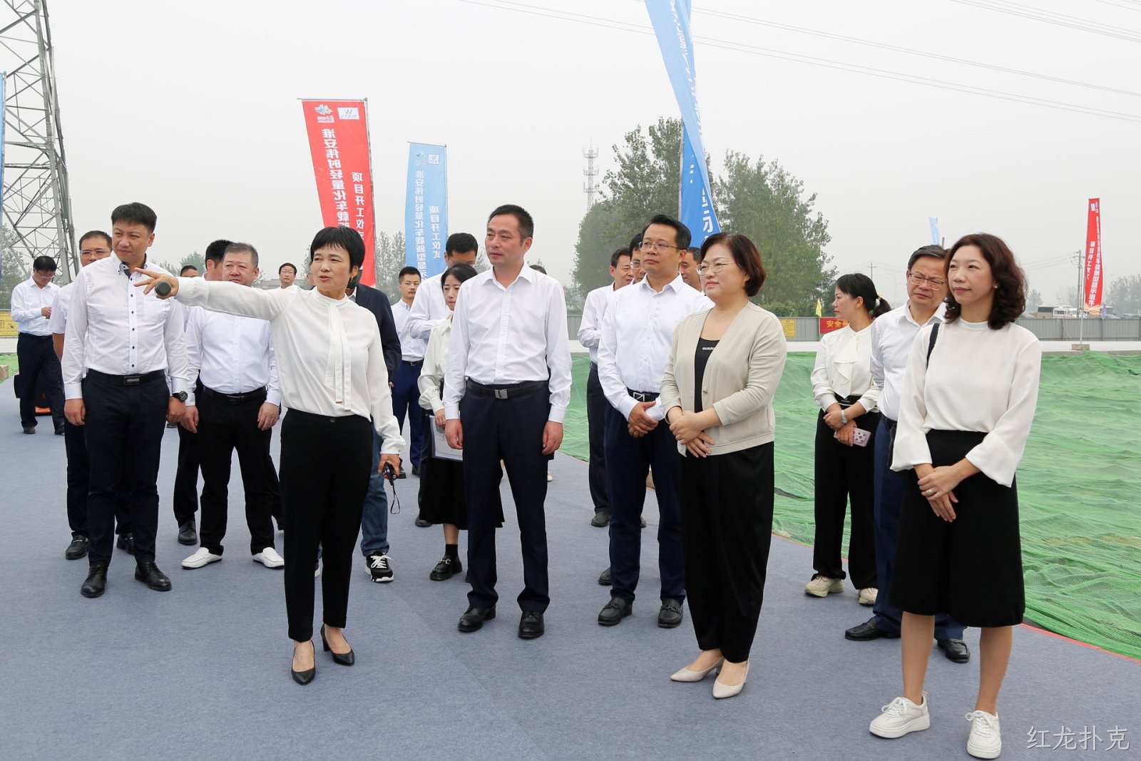 1696670165479772.jpg 淮安红龙扑克轻量化车载新型显示组件项目开工建设3.JPG